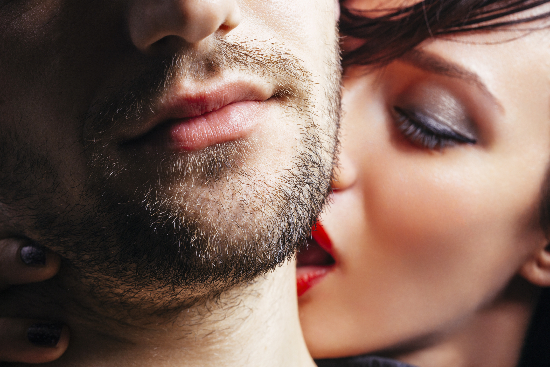 Почему мужчина не целуется в губы. Мужчина и женщина страсть. Страстный мужчина. Поцелуй мужчины и женщины. Мужчина и женщина страсть ь.